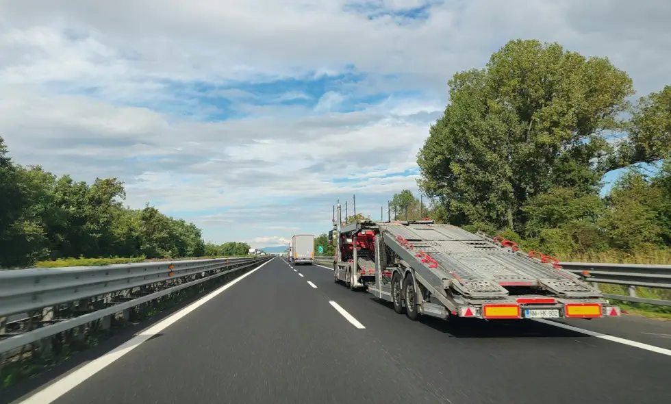 Ausztriai autózás tudnivalói: autópálya matrica és közlekedési szabályok