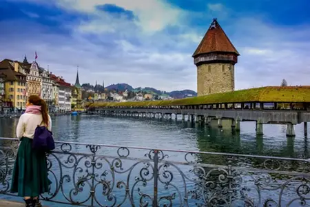 Viaggiare in auto in Svizzera – quando e dove conviene acquistare la vignetta?